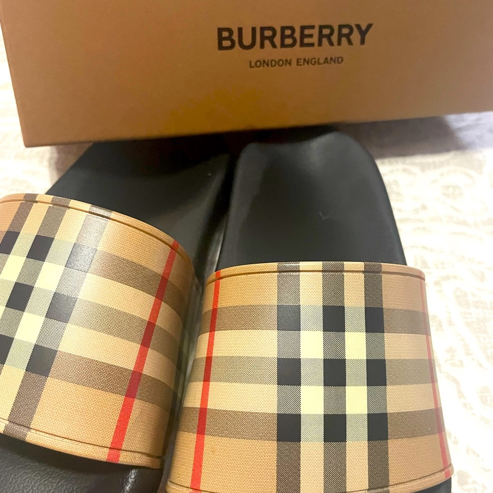 Burberry Slides size 6 (almost New)